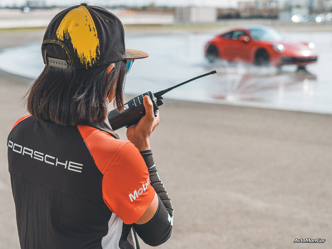 Зона симуляторов вождения в Porsche Experience Center