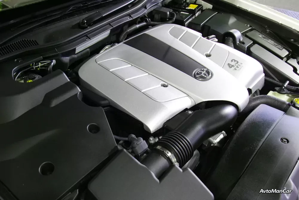 Под капотом двигатель Toyota 3UZ.