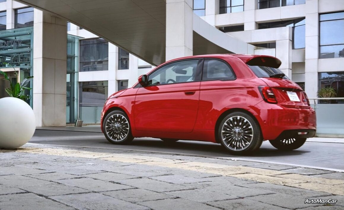 Fiat 500e 2026 года вид сзади боковой профиль