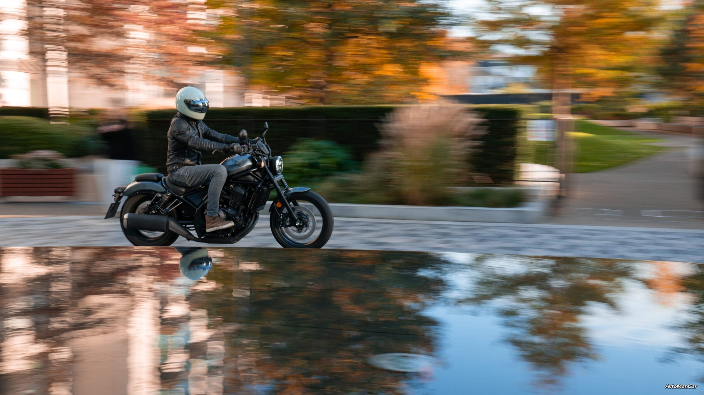 Водитель на мотоцикле Honda CMX1100 Rebel