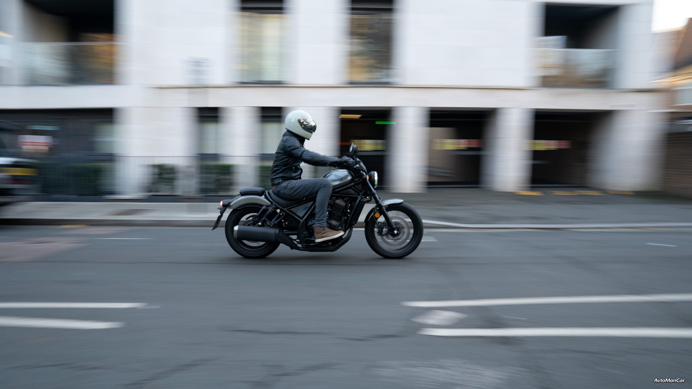 Водитель на мотоцикле Honda CMX1100 Rebel