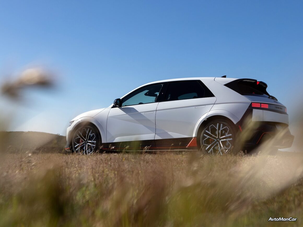 Hyundai Ioniq 5 N вид сбоку задней части