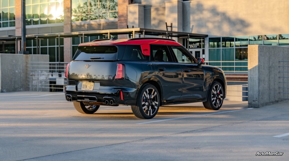 2025 John Cooper Works Mini Countryman вид сбоку