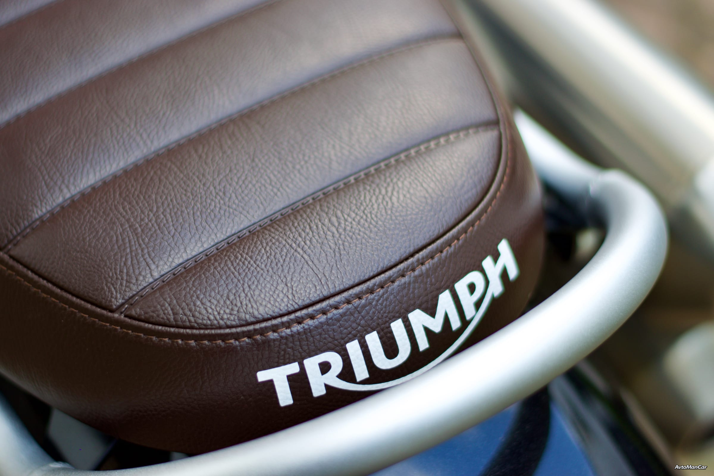 Коричневое кожаное сиденье Triumph Scrambler