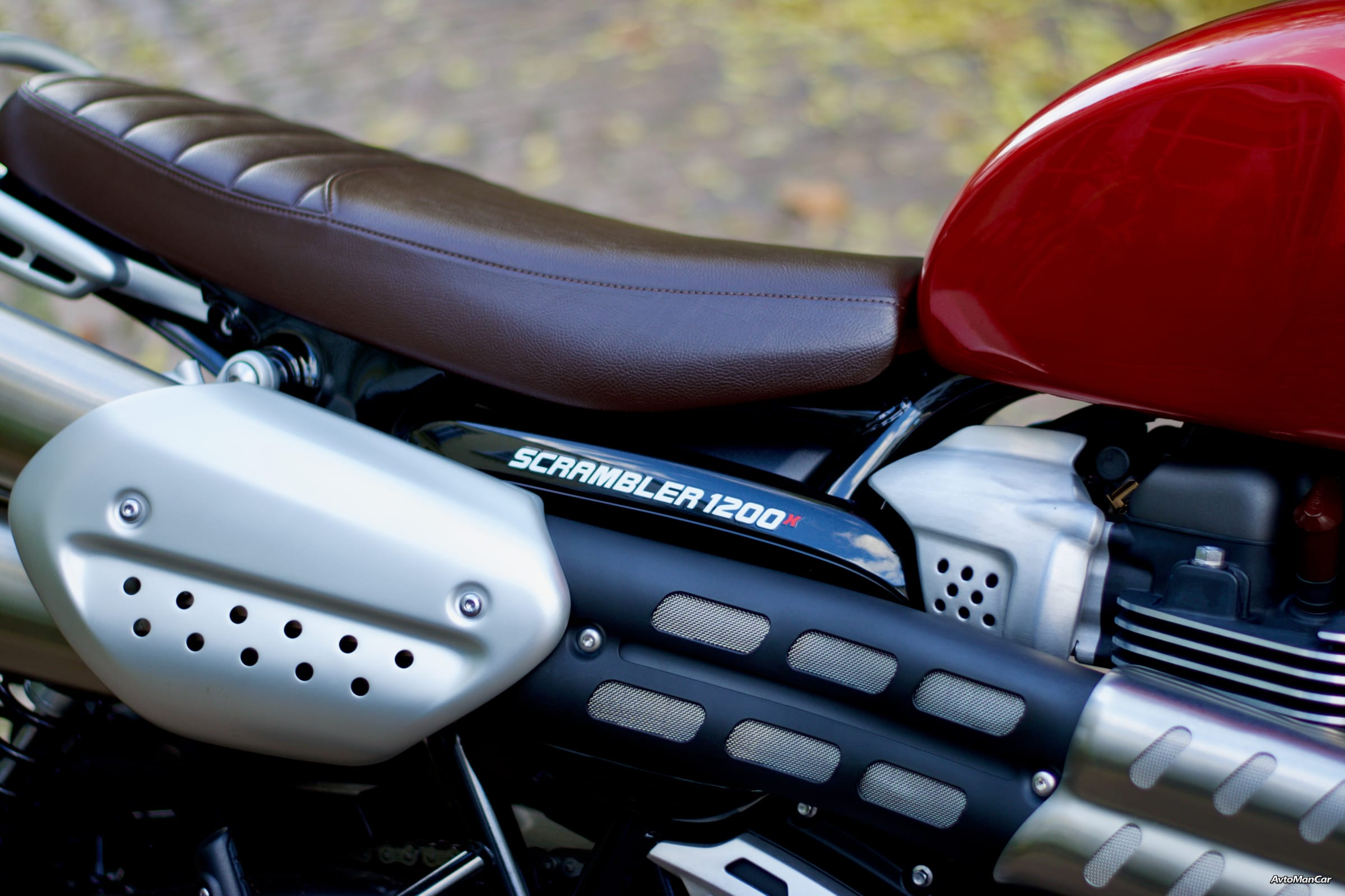 Детали сиденья и выхлопной системы Scrambler 1200 X.