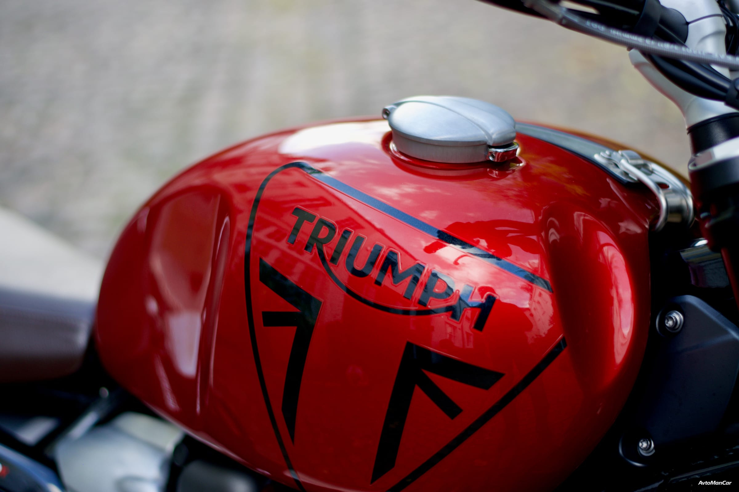 Топливный бак ярко-красного цвета с логотипом Triumph.