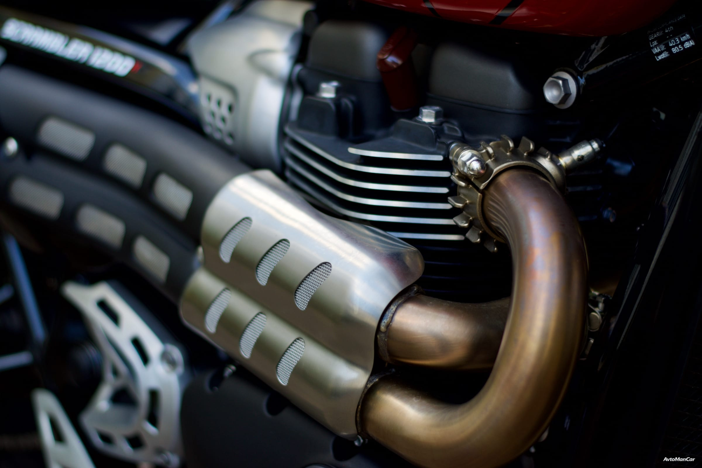 Крупный план выхлопной трубы двигателя Triumph