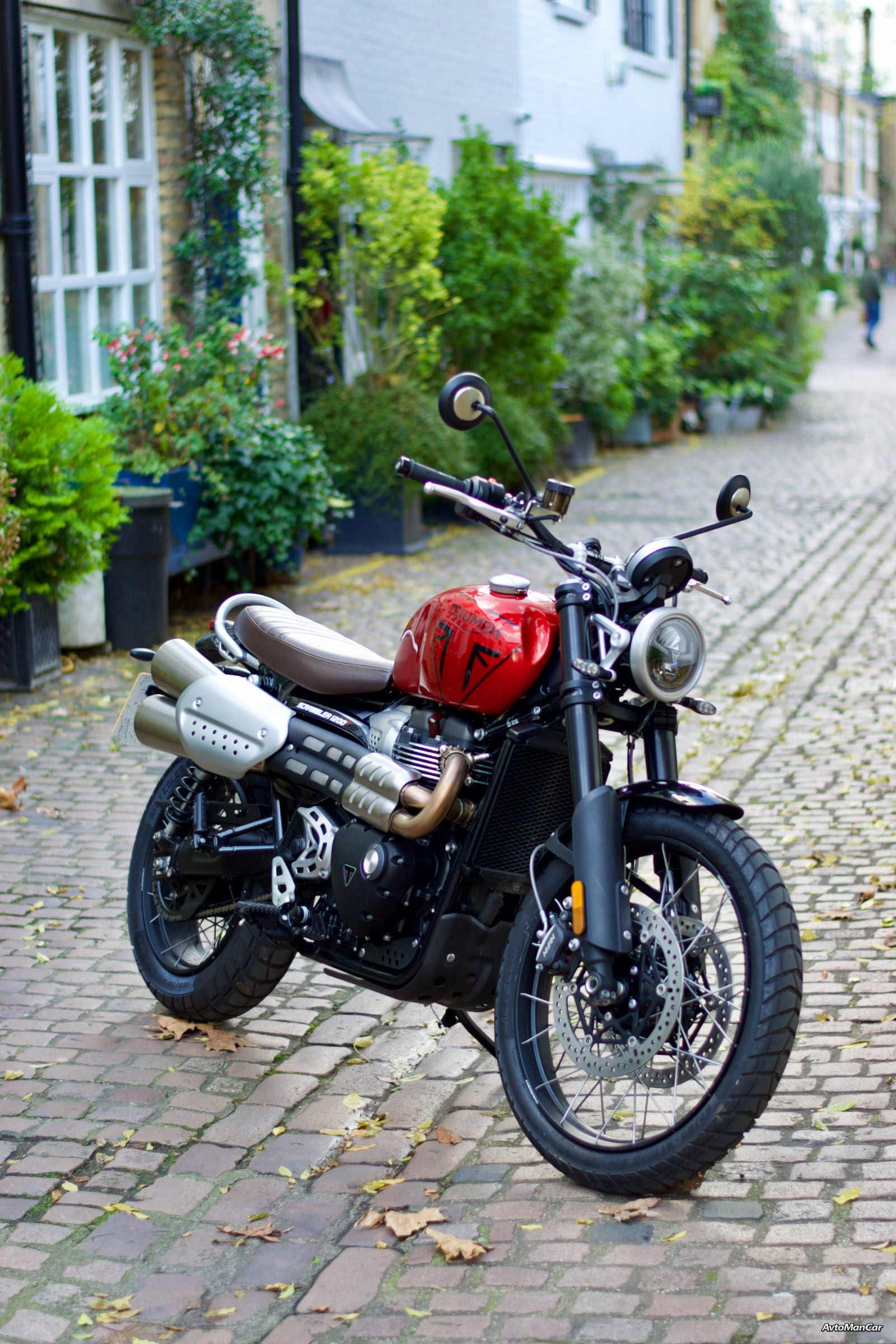 Мотоцикл Triumph Scrambler 1200 X на лондонской улице.