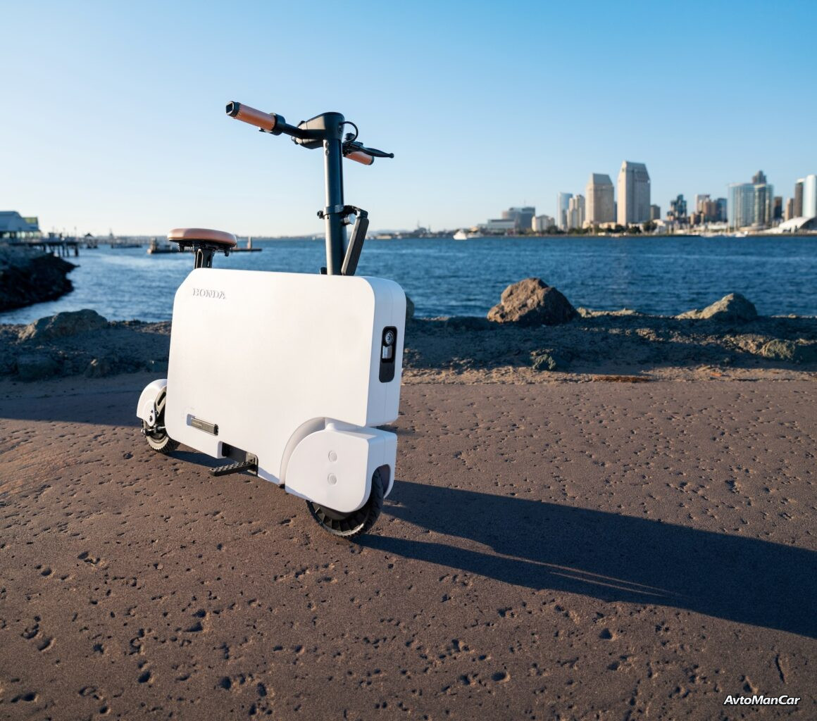 Электрический складной скутер Honda Motocompacto в разложенном виде