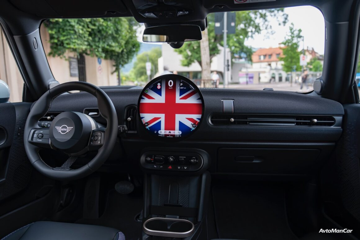 Салон MINI Cooper Heritage Edition с фирменными ковриками и акцентами