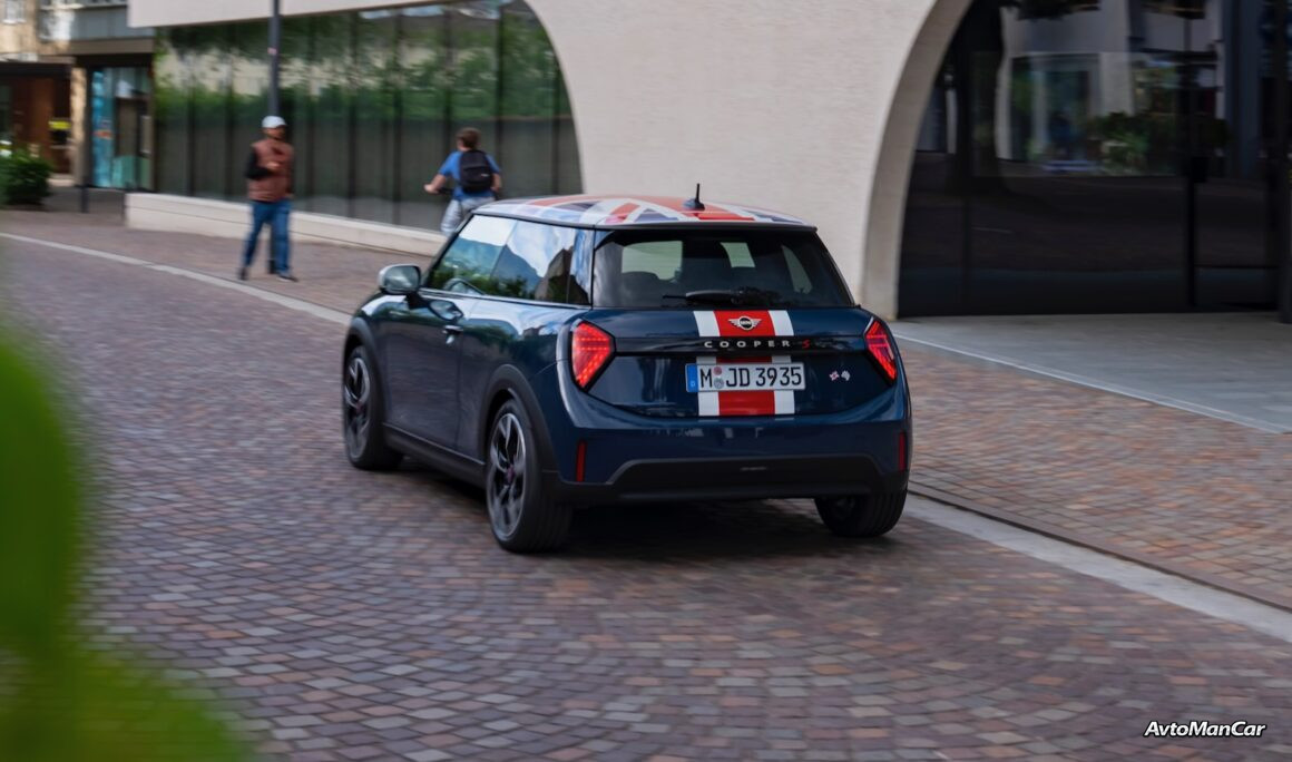 MINI Cooper Heritage Edition 2027 с графикой британского флага на крыше