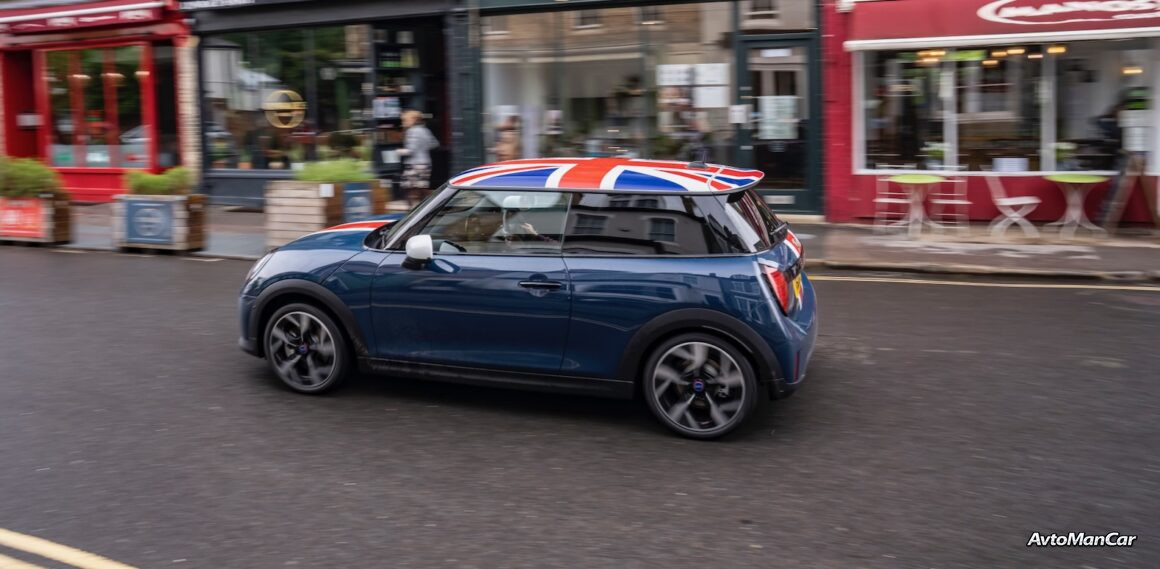 Экстерьер MINI Cooper Heritage Edition 2027 в цвете Chili Red II