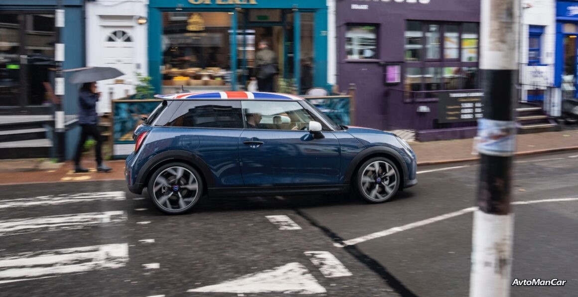 MINI Cooper Heritage Edition 2027, вид сзади с декоративной графикой