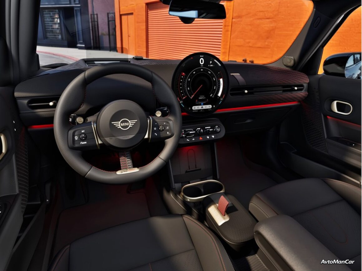 Красные акценты Chili Red и чёрные диски JCW Sprint Spoke на MINI Red Line Edition