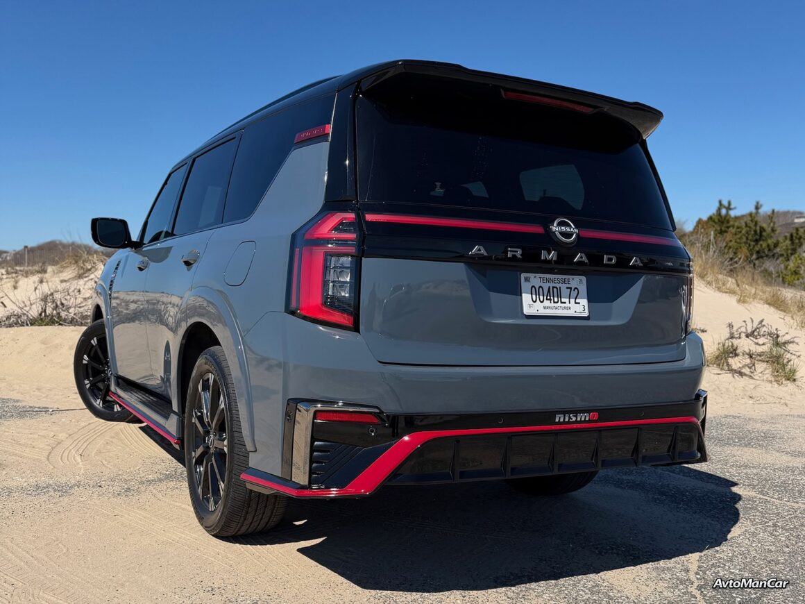 Экстерьер Nissan Armada NISMO с задним спойлером и красными акцентами