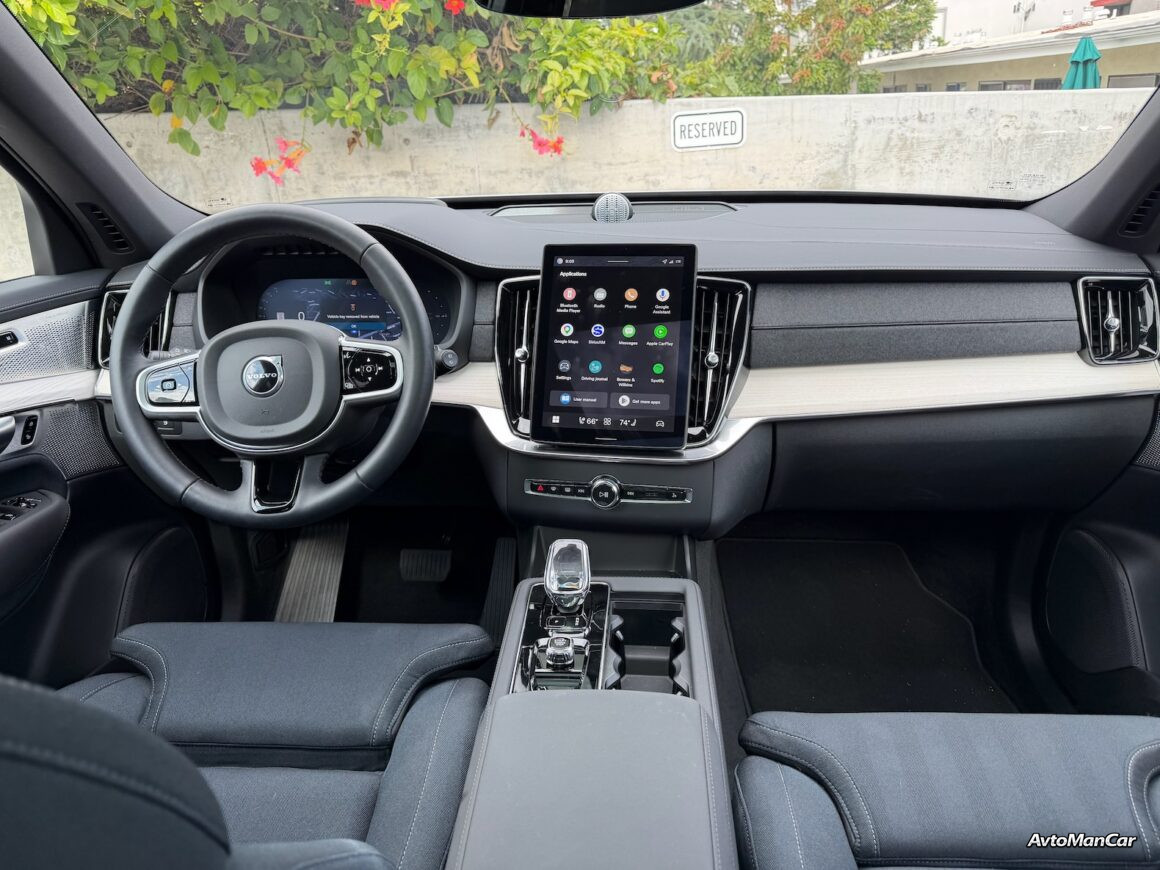 Салон Volvo XC90 T8 2027 с отдельными креслами второго ряда