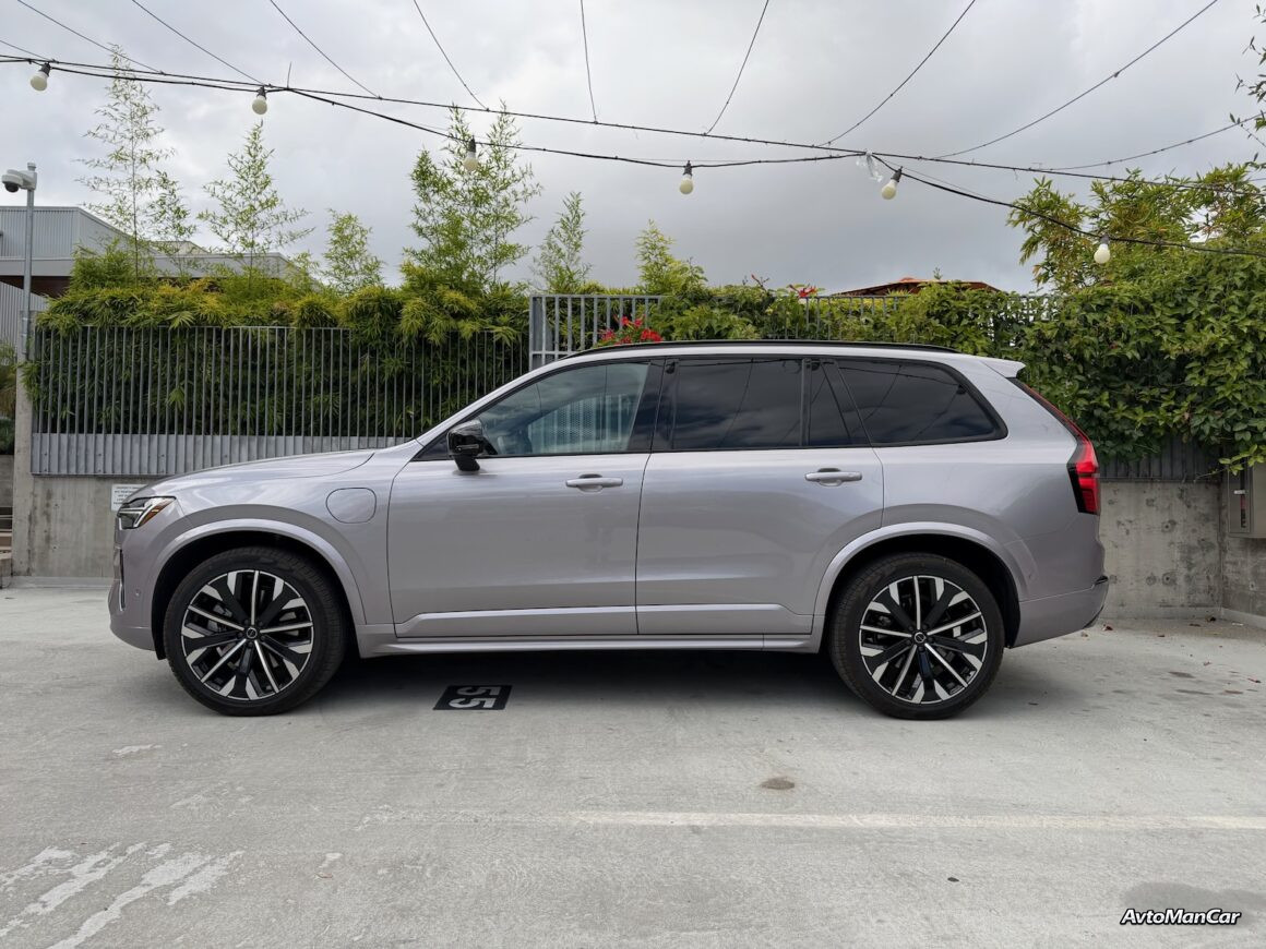Volvo XC90 T8 2027, вид сбоку в городской среде