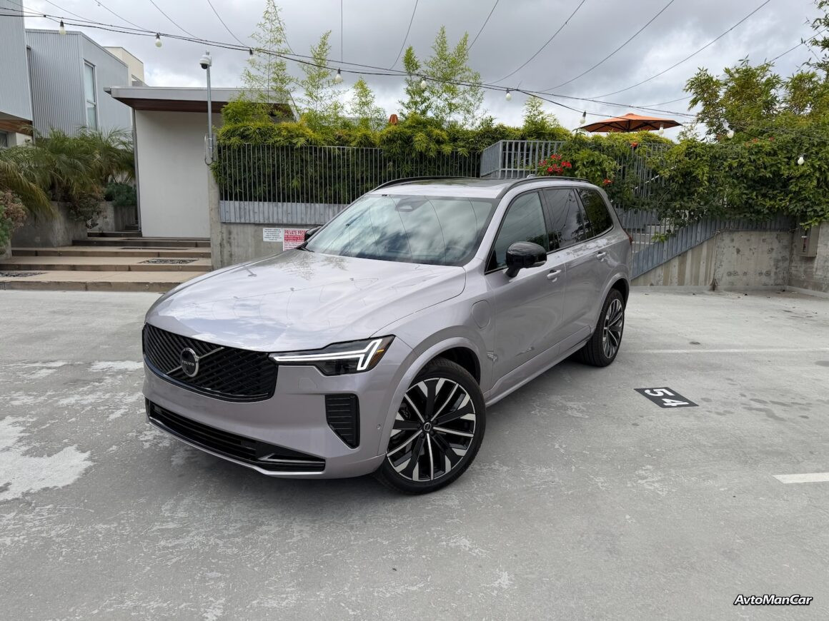 Volvo XC90 T8 2027 на парковке на загородном дворе